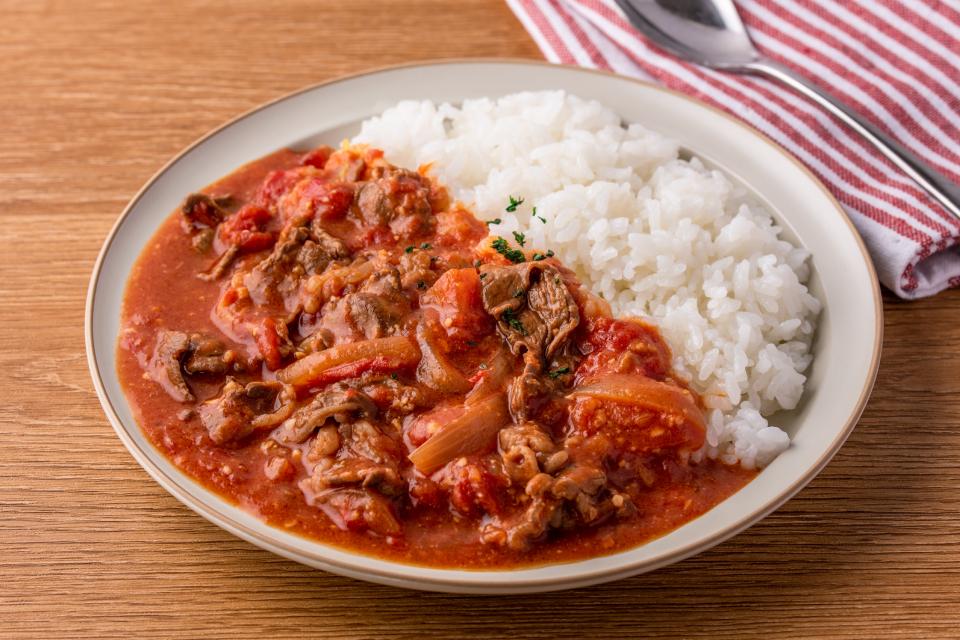 伊賀牛小間切れと彩り野菜のトマト煮込み